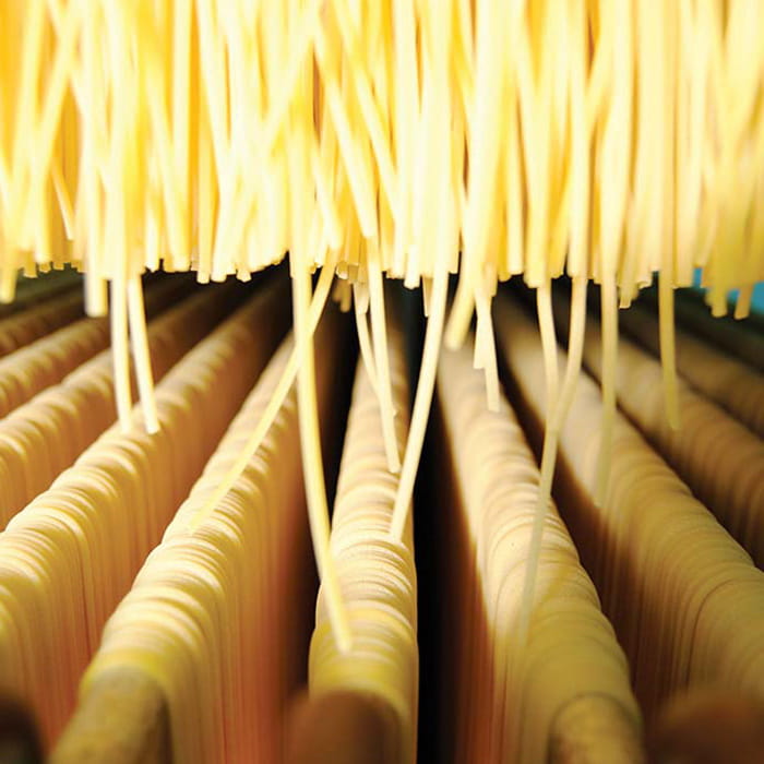 Bild von Spaghetti Herstellung und Trocknung Bild von Spaghetti Herstellung und Trocknung